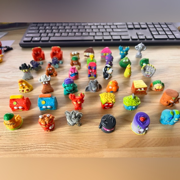 The Trash Pack Lot 230 toys garbage truck toilet grocery gang 3 chests RARE - Picture 5 of 11